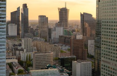 Modern gökdelenlerin ve Varşova 'daki iş merkezlerinin panoramik manzarası. Şehir merkezinin yukarıdan görünüşü. Varşova, Polonya.