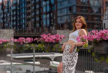 Gdansk Polonya şehrinin arka planında beyaz şapkalı kız Avrupa