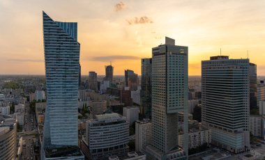 Modern gökdelenlerin ve Varşova 'daki iş merkezlerinin panoramik manzarası. Şehir merkezinin yukarıdan görünüşü. Varşova, Polonya, 30 Haziran 2023