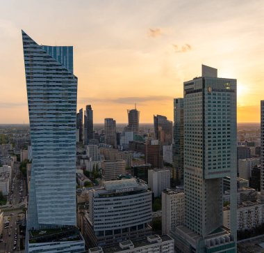 Modern gökdelenlerin ve Varşova 'daki iş merkezlerinin panoramik manzarası. Şehir merkezinin yukarıdan görünüşü. Varşova, Polonya, 30 Haziran 2023