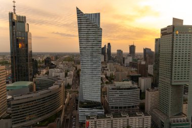 Modern gökdelenlerin ve Varşova 'daki iş merkezlerinin panoramik manzarası. Şehir merkezinin yukarıdan görünüşü. Varşova, Polonya, 30 Haziran 2023