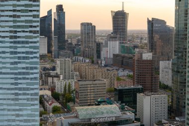 Modern gökdelenlerin ve Varşova 'daki iş merkezlerinin panoramik manzarası. Şehir merkezinin yukarıdan görünüşü. Varşova, Polonya, 30 Haziran 2023