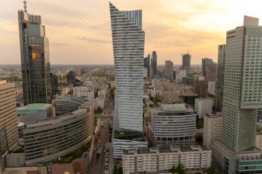 Modern gökdelenlerin ve Varşova 'daki iş merkezlerinin panoramik manzarası. Şehir merkezinin yukarıdan görünüşü. Varşova, Polonya.
