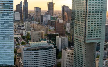 Modern gökdelenlerin ve Varşova 'daki iş merkezlerinin panoramik manzarası. Şehir merkezinin yukarıdan görünüşü. Varşova, Polonya.