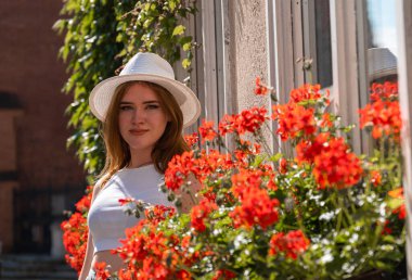 Gdansk Polonya şehrinin arka planında beyaz şapkalı kız Avrupa