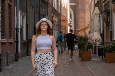 Gdansk Polonya şehrinin arka planında beyaz şapkalı kız Avrupa