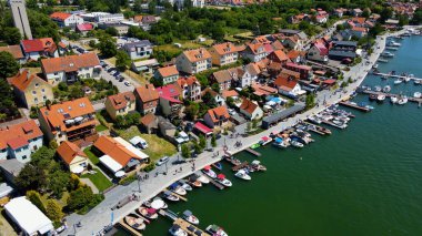 İHA 'dan Mikolajki' ye panoramik hava fotoğrafı. Güzel bir yaz öğleden sonrası tatil köyünün kıyısındaki Masurian bölgesinin başkenti. Mikoajki, Polonya, Avrupa.