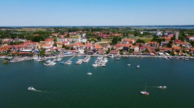 İHA 'dan Mikolajki' ye panoramik hava fotoğrafı. Güzel bir yaz öğleden sonrası tatil köyünün kıyısındaki Masurian bölgesinin başkenti. Mikoajki, Polonya, Avrupa.