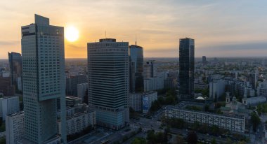 Modern gökdelenlerin ve Varşova 'daki iş merkezlerinin panoramik manzarası. Şehir merkezinin yukarıdan görünüşü. Varşova, Polonya, 30 Haziran 2023