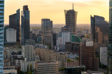Modern gökdelenlerin ve Varşova 'daki iş merkezlerinin panoramik manzarası. Şehir merkezinin yukarıdan görünüşü. Varşova, Polonya, 30 Haziran 2023