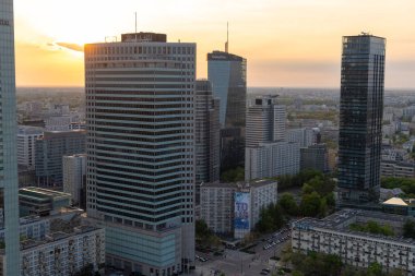 Modern gökdelenlerin ve Varşova 'daki iş merkezlerinin panoramik manzarası. Şehir merkezinin yukarıdan görünüşü. Varşova, Polonya, 30 Haziran 2023
