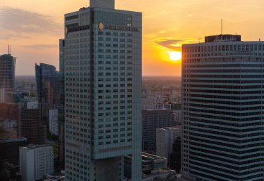 Modern gökdelenlerin ve Varşova 'daki iş merkezlerinin panoramik manzarası. Şehir merkezinin yukarıdan görünüşü. Varşova, Polonya, 30 Haziran 2023