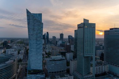 Modern gökdelenlerin ve Varşova 'daki iş merkezlerinin panoramik manzarası. Şehir merkezinin yukarıdan görünüşü. Varşova, Polonya, 30 Haziran 2023