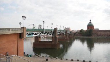 TOULOUSE, FRANCE - 10 Eylül 2023 İnsanlar Toulouse şehir merkezini ziyaret ediyor. Toulouse Fransa 'daki en büyük dördüncü komün.