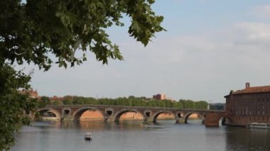 TOULOUSE, FRANCE - 10 Eylül 2023 İnsanlar Toulouse şehir merkezini ziyaret ediyor. Toulouse Fransa 'daki en büyük dördüncü komün.