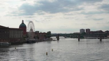 TOULOUSE, FRANCE - 10 Eylül 2023 İnsanlar Toulouse şehir merkezini ziyaret ediyor. Toulouse Fransa 'daki en büyük dördüncü komün.