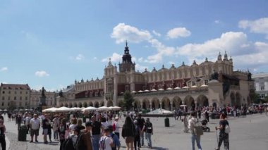 Krakow 'un ana pazar meydanının manzarası, güneşli bir günde yürüyen insanlar. Krakow, Polonya. 15.09.2023.