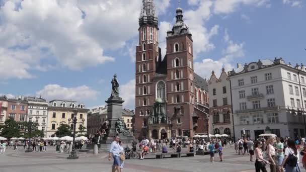 Krakow Ana Pazar Meydanının Manzarası Güneşli Bir Günde Yürüyen Insanlar — Stok video