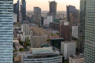 Modern gökdelenlerin ve Varşova 'daki iş merkezlerinin panoramik manzarası. Şehir merkezinin yukarıdan görünüşü. Varşova, Polonya.