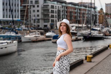 Gdansk Polonya şehrinin arka planında beyaz şapkalı kız Avrupa