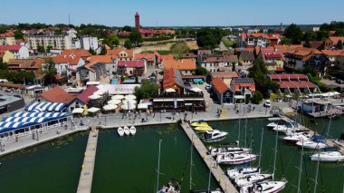 İHA 'dan Mikolajki' ye panoramik hava fotoğrafı. Güzel bir yaz öğleden sonrası tatil köyünün kıyısındaki Masurian bölgesinin başkenti. Mikolajki, Polonya, Avrupa.