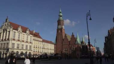 Şehir merkezi Avrupa turizm mimarisi. Wroclaw Polonya 27 Ekim 2023