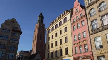 Şehir merkezi Avrupa turizm mimarisi. Wroclaw Polonya 27 Ekim 2023