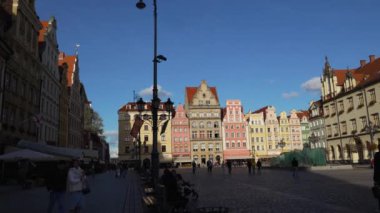 Şehir merkezi Avrupa turizm mimarisi. Wroclaw Polonya 27 Ekim 2023