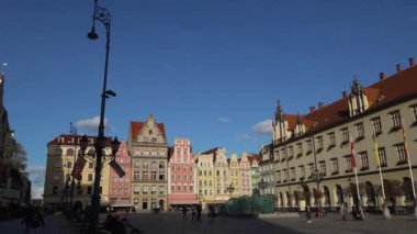 Şehir merkezi Avrupa turizm mimarisi. Wroclaw Polonya 27 Ekim 2023