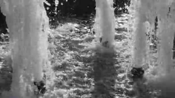 Fontanna Płynie Strumieniami Wody Zwolnionym Tempie — Wideo stockowe
