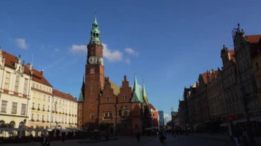Şehir merkezi Avrupa turizm mimarisi. Wroclaw Polonya 27 Ekim 2023