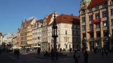 Şehir merkezi Avrupa turizm mimarisi. Wroclaw Polonya 27 Ekim 2023