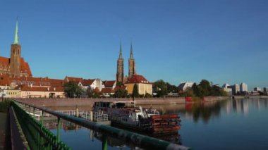 Şehir merkezi Avrupa turizm mimarisi. Wroclaw Polonya 27 Ekim 2023