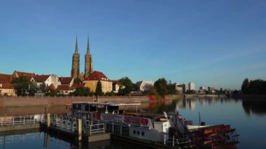 Şehir merkezi Avrupa turizm mimarisi. Wroclaw Polonya 27 Ekim 2023