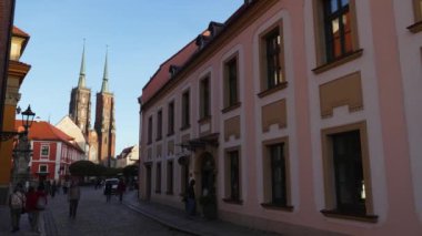 Şehir merkezi Avrupa turizm mimarisi. Wroclaw Polonya 27 Ekim 2023