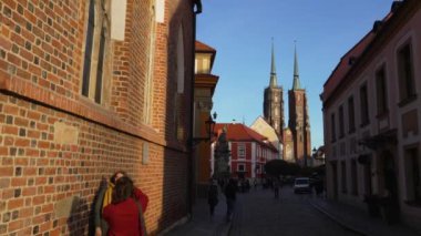 Şehir merkezi Avrupa turizm mimarisi. Wroclaw Polonya 27 Ekim 2023