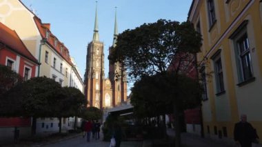 Şehir merkezi Avrupa turizm mimarisi. Wroclaw Polonya 27 Ekim 2023