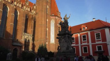 Şehir merkezi Avrupa turizm mimarisi. Wroclaw Polonya 27 Ekim 2023