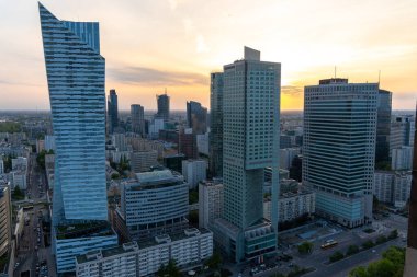Modern gökdelenlerin ve Varşova 'daki iş merkezlerinin panoramik manzarası. Şehir merkezinin yukarıdan görünüşü. Varşova, Polonya.