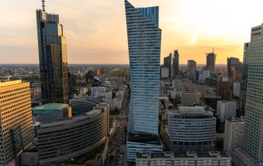Modern gökdelenlerin ve Varşova 'daki iş merkezlerinin panoramik manzarası. Şehir merkezinin yukarıdan görünüşü. Varşova, Polonya.