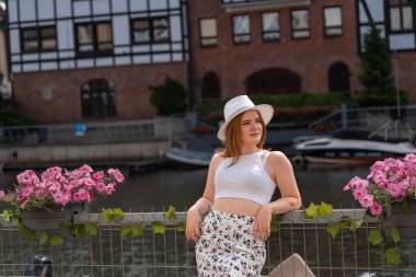 Gdansk Polonya şehrinin arka planında beyaz şapkalı kız Avrupa