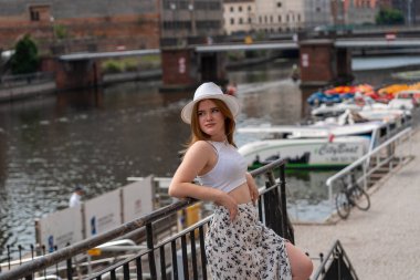 Gdansk Polonya şehrinin arka planında beyaz şapkalı kız Avrupa