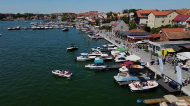 İHA 'dan Mikolajki' ye panoramik hava fotoğrafı. Güzel bir yaz öğleden sonrası tatil köyünün kıyısındaki Masurian bölgesinin başkenti. Mikolajki, Polonya, Avrupa.