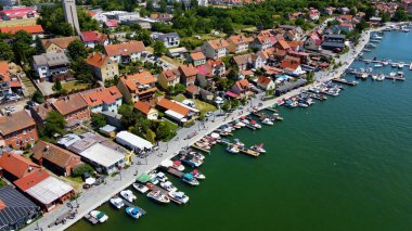 İHA 'dan Mikolajki' ye panoramik hava fotoğrafı. Güzel bir yaz öğleden sonrası tatil köyünün kıyısındaki Masurian bölgesinin başkenti. Mikolajki, Polonya, Avrupa.