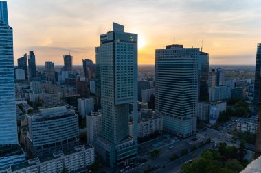 Modern gökdelenlerin ve Varşova 'daki iş merkezlerinin panoramik manzarası. Şehir merkezinin yukarıdan görünüşü. Varşova, Polonya, 30 Haziran 2023