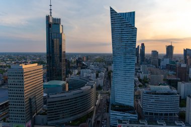 Modern gökdelenlerin ve Varşova 'daki iş merkezlerinin panoramik manzarası. Şehir merkezinin yukarıdan görünüşü. Varşova, Polonya, 30 Haziran 2023