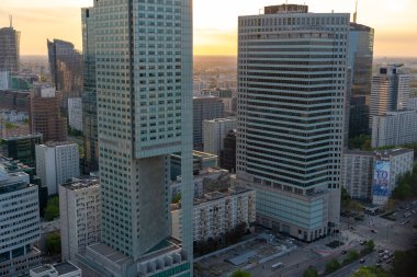 Modern gökdelenlerin ve Varşova 'daki iş merkezlerinin panoramik manzarası. Şehir merkezinin yukarıdan görünüşü. Varşova, Polonya, 30 Haziran 2023