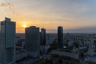 Modern gökdelenlerin ve Varşova 'daki iş merkezlerinin panoramik manzarası. Şehir merkezinin yukarıdan görünüşü. Varşova, Polonya, 30 Haziran 2023