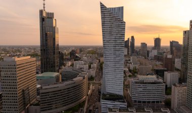 Modern gökdelenlerin ve Varşova 'daki iş merkezlerinin panoramik manzarası. Şehir merkezinin yukarıdan görünüşü. Varşova, Polonya, 30 Haziran 2023