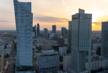 Modern gökdelenlerin ve Varşova 'daki iş merkezlerinin panoramik manzarası. Şehir merkezinin yukarıdan görünüşü. Varşova, Polonya, 30 Haziran 2023